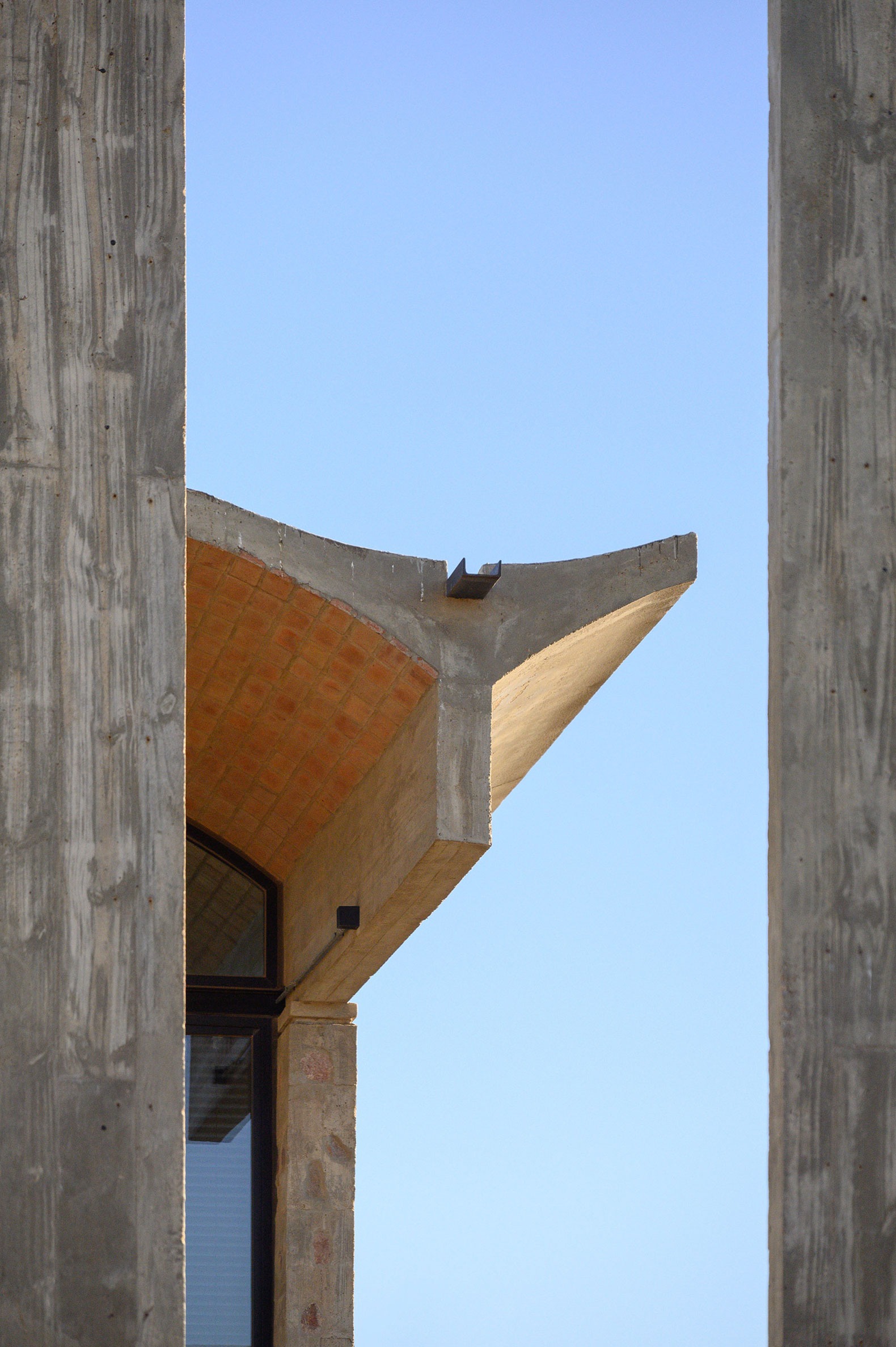 Vaulted roof. R&C House by Cristián Nanzer | METALOCUS